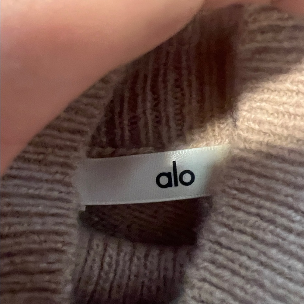 NWT-ALO Yoga Cashmere New Class Turtleneck Sweater - Picture 11 of 11